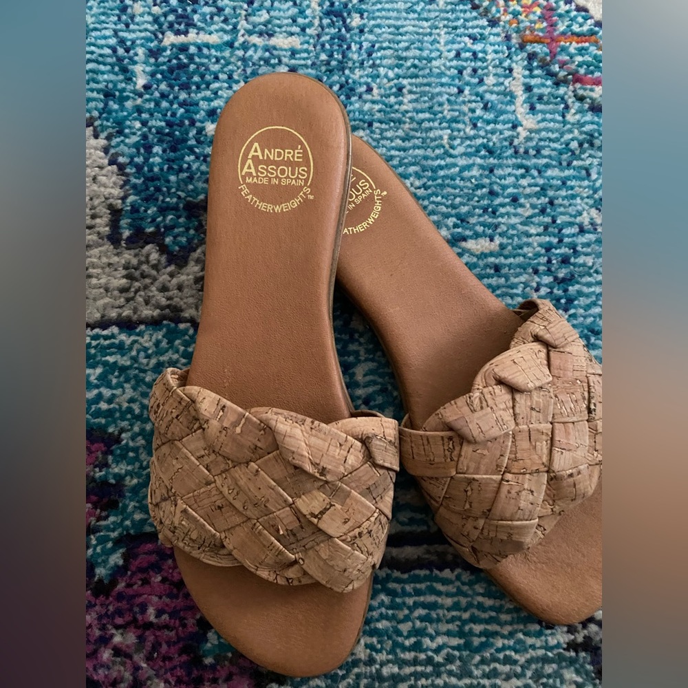 EUC Andre Assous feather weight sandals Women’s 11